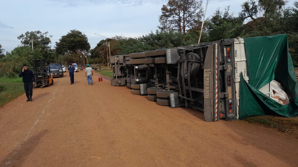 Corrientes: Un camión volcó y desparramó mercadería que iba a “distribuirse por las elecciones” imagen-2
