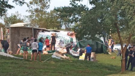 Corrientes: Un camión volcó y desparramó mercadería que iba a “distribuirse por las elecciones” imagen-2