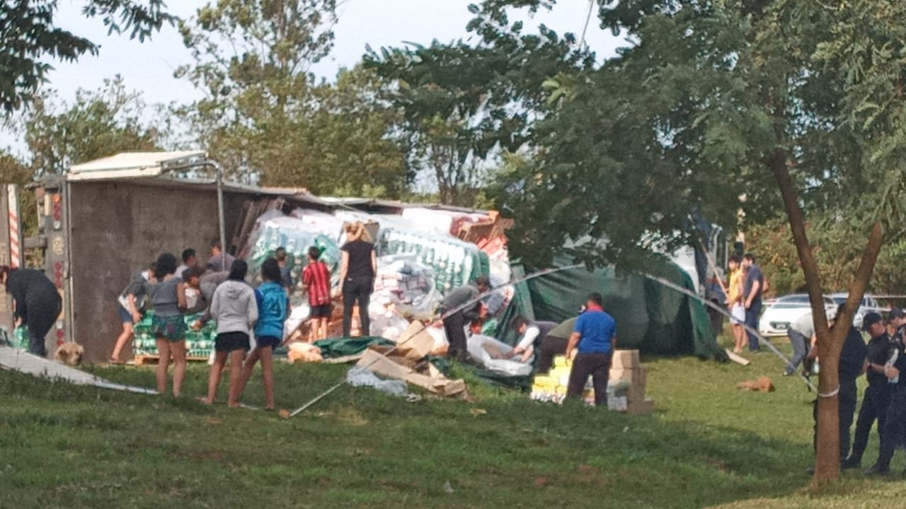 Corrientes: Un camión volcó y desparramó mercadería que iba a “distribuirse por las elecciones” imagen-1