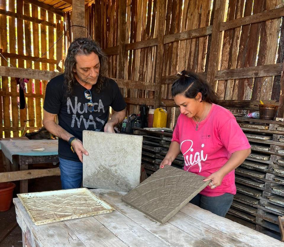 Economía Popular: Familia de Candelaria sostiene fábrica de baldosas y requiere ayuda para desarrollar su trabajo imagen-8