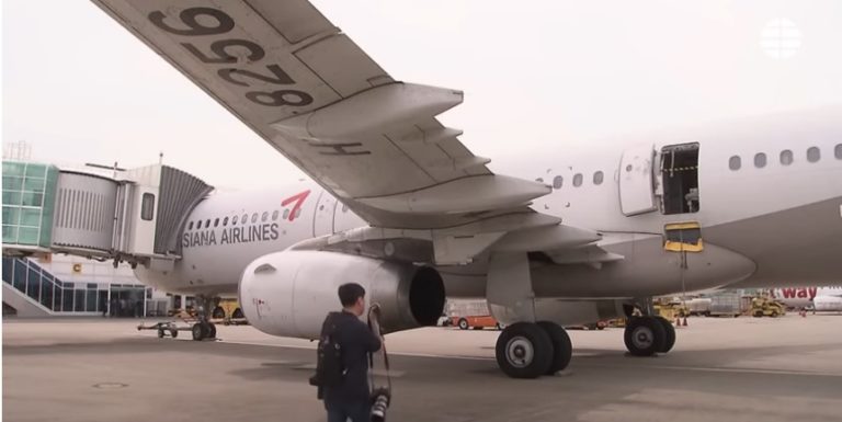 Abrió la puerta de emergencia del avión antes de aterrizar y hay 12 heridos imagen-24