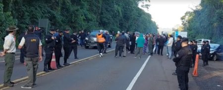 Puerto Iguazú: Docentes cortaron el tránsito vehicular en la ruta 12 imagen-10