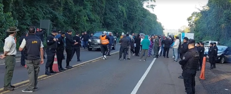 Puerto Iguazú: Docentes cortaron el tránsito vehicular en la ruta 12 imagen-1