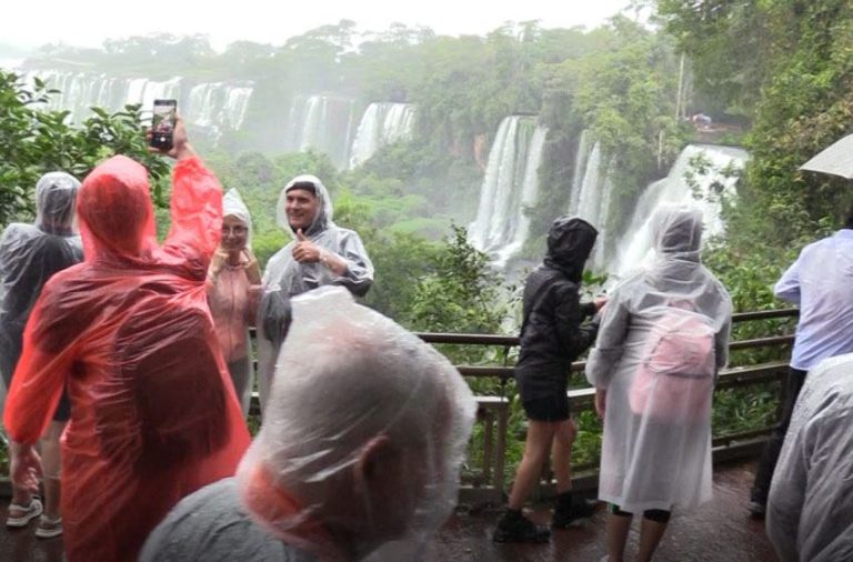 Las Cataratas, espectáculo impresionante incluso bajo la lluvia imagen-44