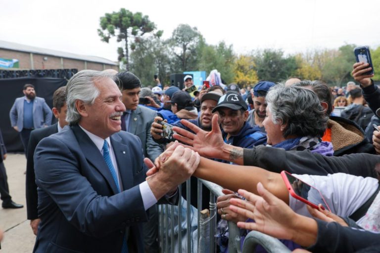 Alberto Fernández pidió “no entregar el poder a los que redujeron el 13% a los jubilados” imagen-25