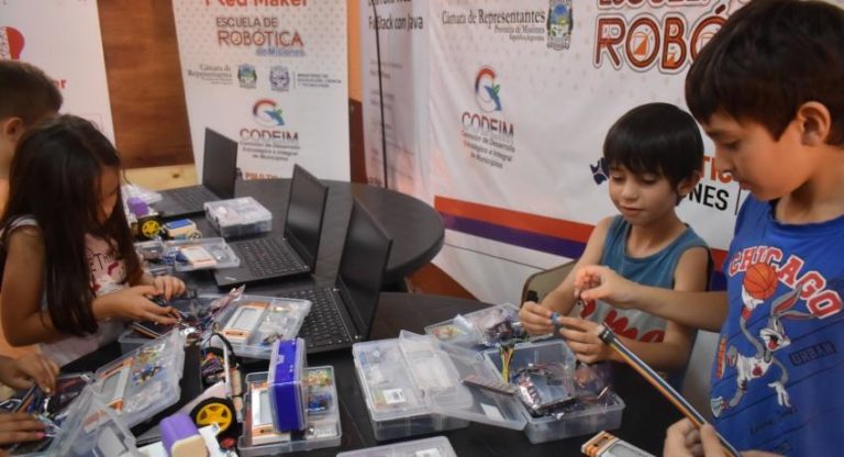 Resaltan la importancia en la democratización del conocimiento, “la Escuela de Robótica posibilita a los niños y jóvenes tener un mejor futuro y calidad de vida” imagen-2