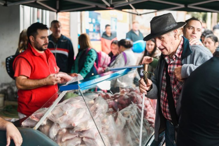 Gran concurrencia de los vecinos en el Mercadito del P.A.S. especial Día del Padre imagen-46