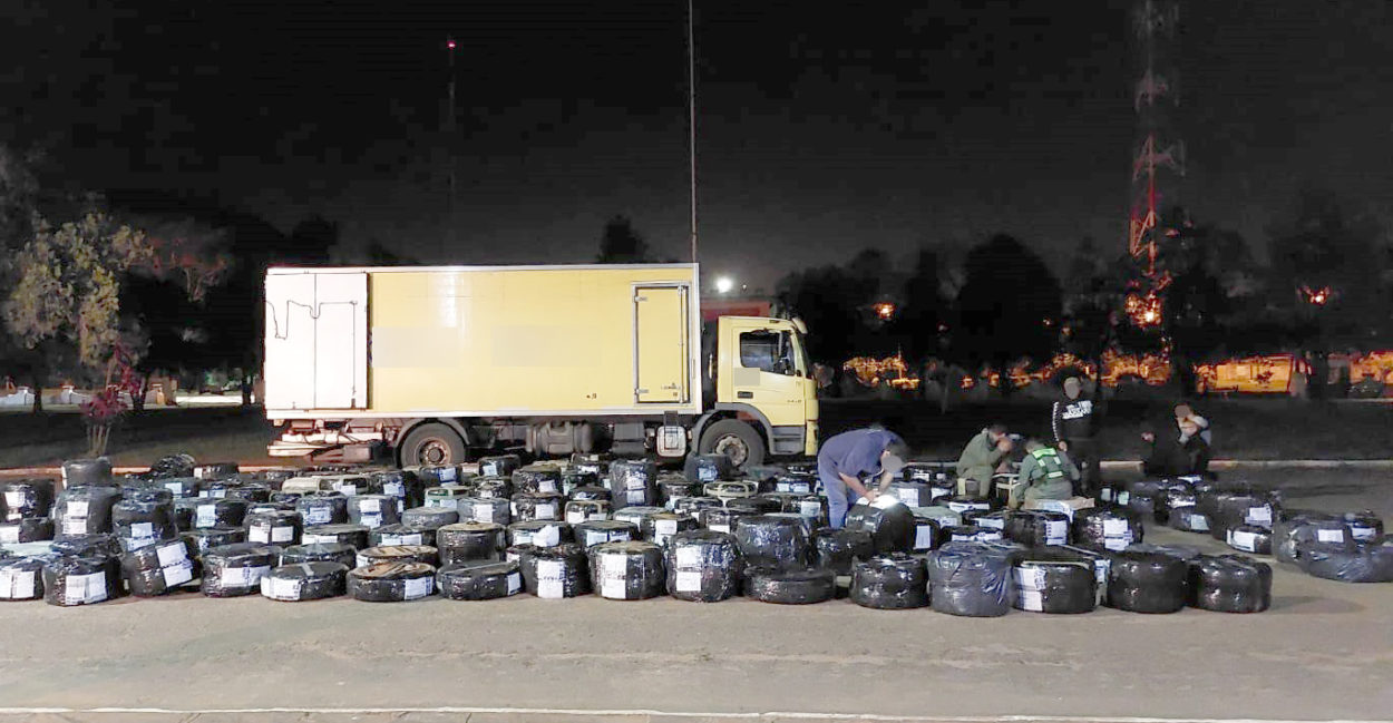 Decomisan millonario cargamento de neumáticos cerca del peaje Santa Ana imagen-2