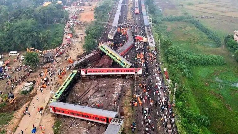 Más de 280 muertos y cientos de heridos en un accidente de tren en India imagen-50