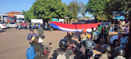 Encarnación: trabajadores de frontera exigen diálogo con el Gobernador de Itapúa y cierran paso fronterizo con Posadas imagen-10