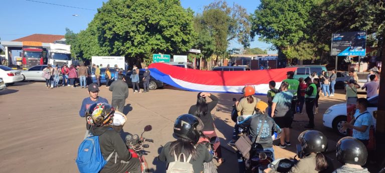 Encarnación: trabajadores de frontera exigen diálogo con el Gobernador de Itapúa y cierran paso fronterizo con Posadas imagen-20