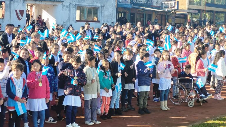 En Campo Viera, una multitud participó del acto en homenaje al Día de la Bandera y a su creador, Manuel Belgrano imagen-40