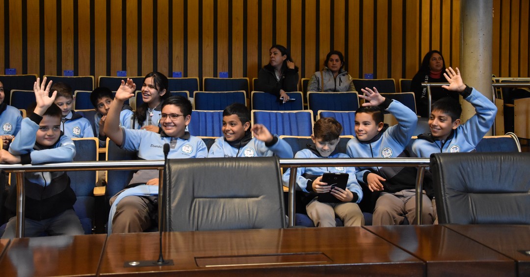 Visitas Guiadas: El Embajador Legislativo sorprende a los estudiantes con su Asistente Virtual ‘Legis’ imagen-2