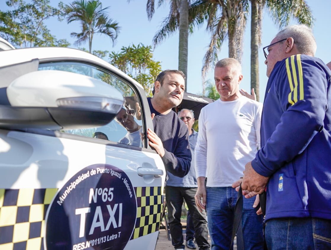 Entregaron nuevas unidades del programa "Ahora Taxi" en Puerto Iguazú imagen-1