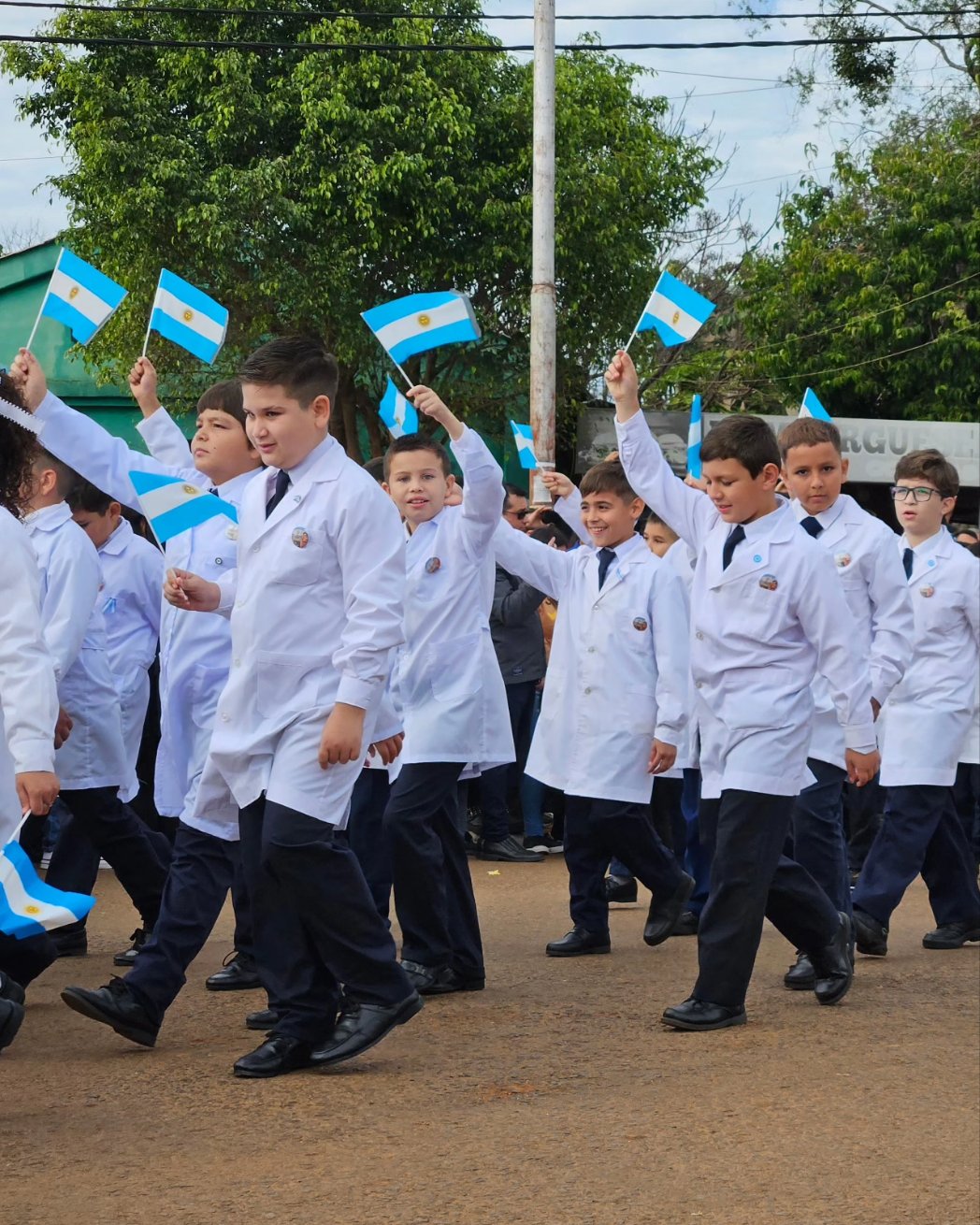 Día de la Bandera: "Belgrano fue el único prócer que pisó estas tierras, sus botas se tiñeron de tierra colorada", dijo Arce quien instó a los misioneros a seguir su legado imagen-12
