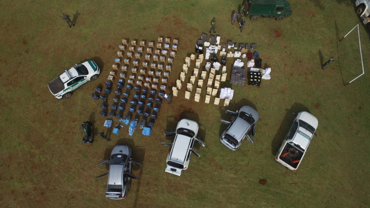 Gendarmes registran un depósito de mercadería de contrabando en Irigoyen imagen-8