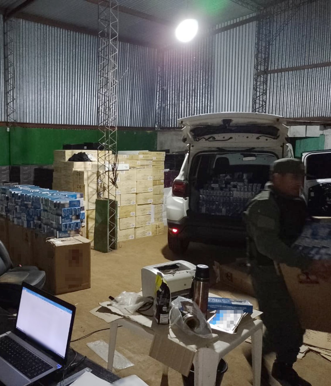 Gendarmes registran un depósito de mercadería de contrabando en Irigoyen imagen-2