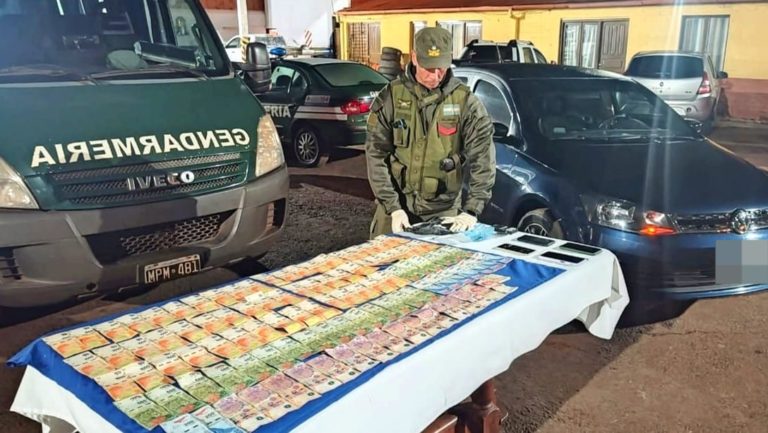 Incautan cogollos de marihuana, cocaína y dinero en efectivo en un control vial imagen-31