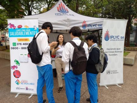 El equipo Juego Responsable del Iplyc desplegó su stand en la Plaza San Martin para brindar información acerca de la prevención de adicciones imagen-1