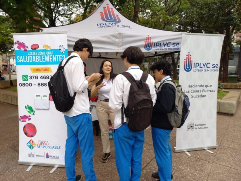 El equipo Juego Responsable del Iplyc desplegó su stand en la Plaza San Martin para brindar información acerca de la prevención de adicciones imagen-12