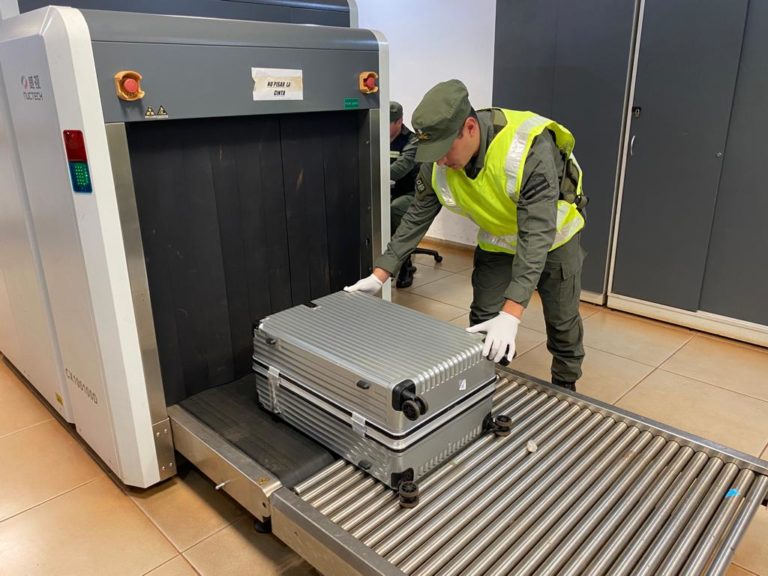 Escanearon dos valijas y detectaron un doble fondo con 23 kilos de cristales de metanfetaminas imagen-27