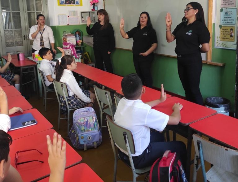 Inclusión y accesibilidad: Charlas sobre la Lengua de Señas Argentina en escuelas imagen-40