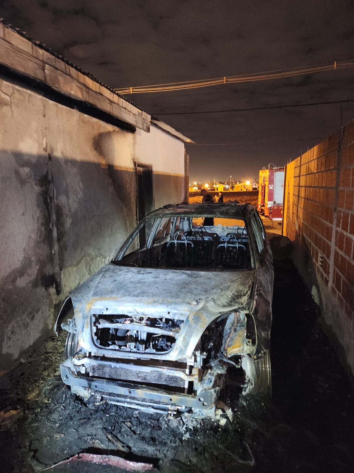Incendio de vehículo y parte de una vivienda en Itaembé Guazú imagen-1