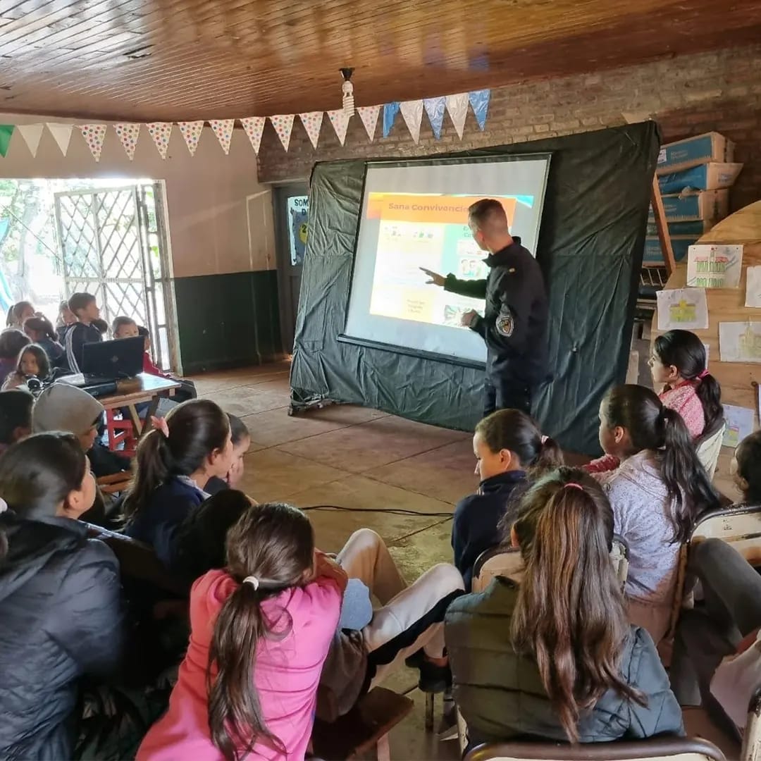 Especialistas de la Policía brindan herramientas a los jóvenes para prevenir situaciones de riesgo en las redes sociales imagen-6