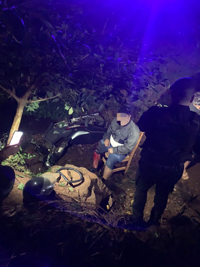 Un hombre despistó con su motocicleta y cayó al cauce de un arroyo imagen-30