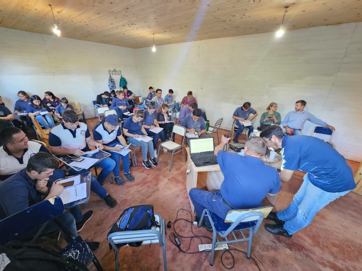 En Panambí dictan Capacitación sobre afilado a operarios de aserraderos y alumnos de la Epet 41 imagen-18