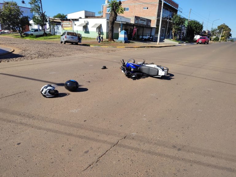 Motociclista y acompañante con serias heridas al chocar contra las puertas que se abrieron de un auto imagen-21