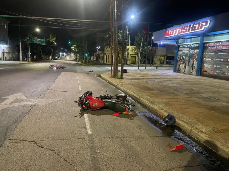 Choque de motocicletas en cruce de avenidas terminó con ambos conductores en Emergencias del Madariaga imagen-38