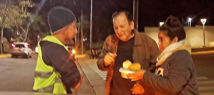 Cena y abrigo para las personas en situación de calle llevó la Clínica del Juguete en recorridas imagen-10