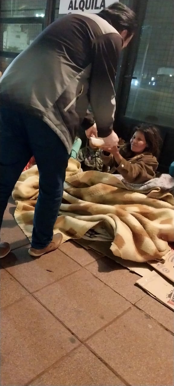 Cena y abrigo para las personas en situación de calle llevó la Clínica del Juguete en recorridas imagen-14