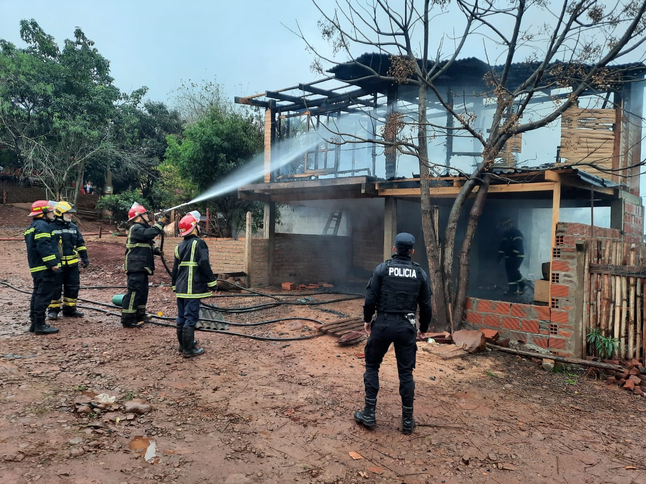 Una familia logró salir a tiempo cuando se incendiaba la casa imagen-4