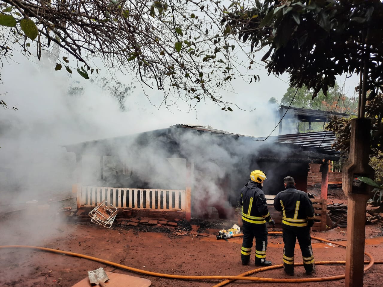 Una familia logró salir a tiempo cuando se incendiaba la casa imagen-2