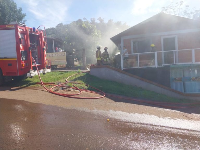 Cortocircuito en aparato de aire acondicionado provocó el incendio de una vivienda imagen-16