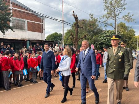 Desfile patriótico en Candelaria: Celebrando el Día de la Bandera junto a escuelas, veteranos y Fuerzas Armadas imagen-3
