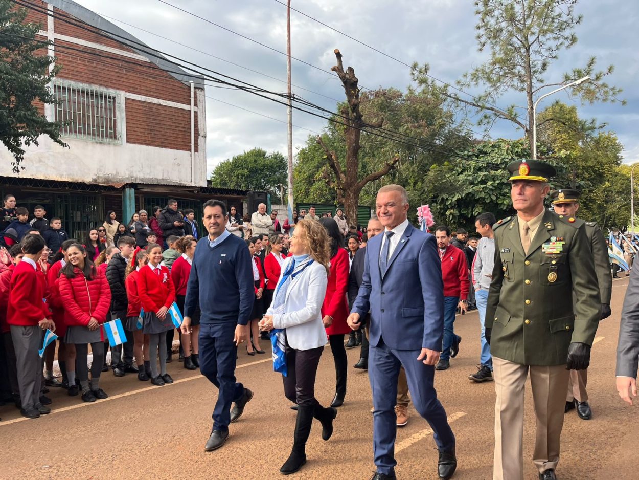 Desfile patriótico en Candelaria: Celebrando el Día de la Bandera junto a escuelas, veteranos y Fuerzas Armadas imagen-1