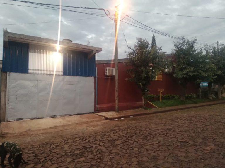 Quiso reparar el techo de su casa y desde lo alto cayó al piso imagen-24