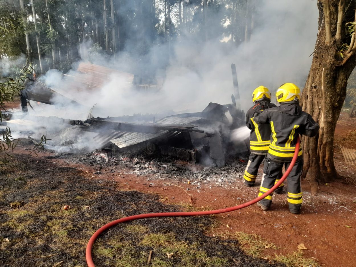 Vivienda se incendió por completo en Guaraní, no hubo lesionados imagen-2