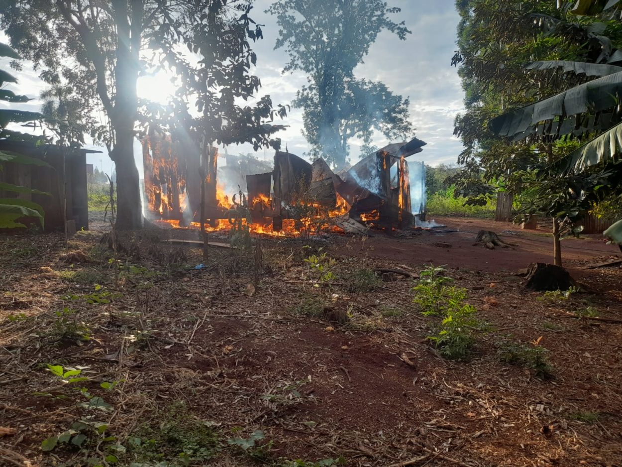 Vivienda se incendió por completo en Guaraní, no hubo lesionados imagen-1