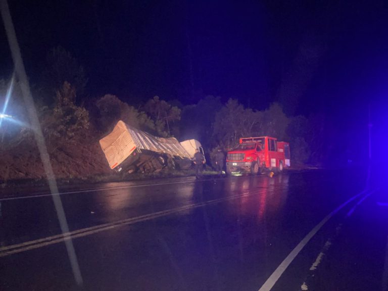 Despistó un camión cargado con productos de limpieza en la ruta 17, dos lesionados imagen-28