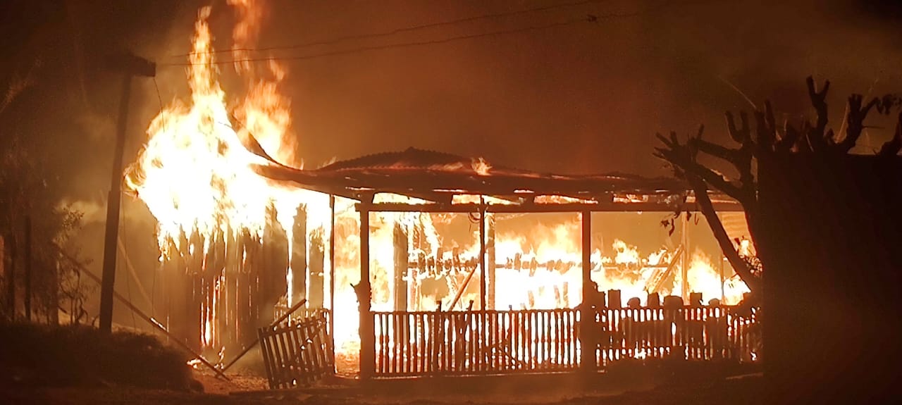 Incendio destruyó una vivienda familiar en el Km 2 de Panambí imagen-2
