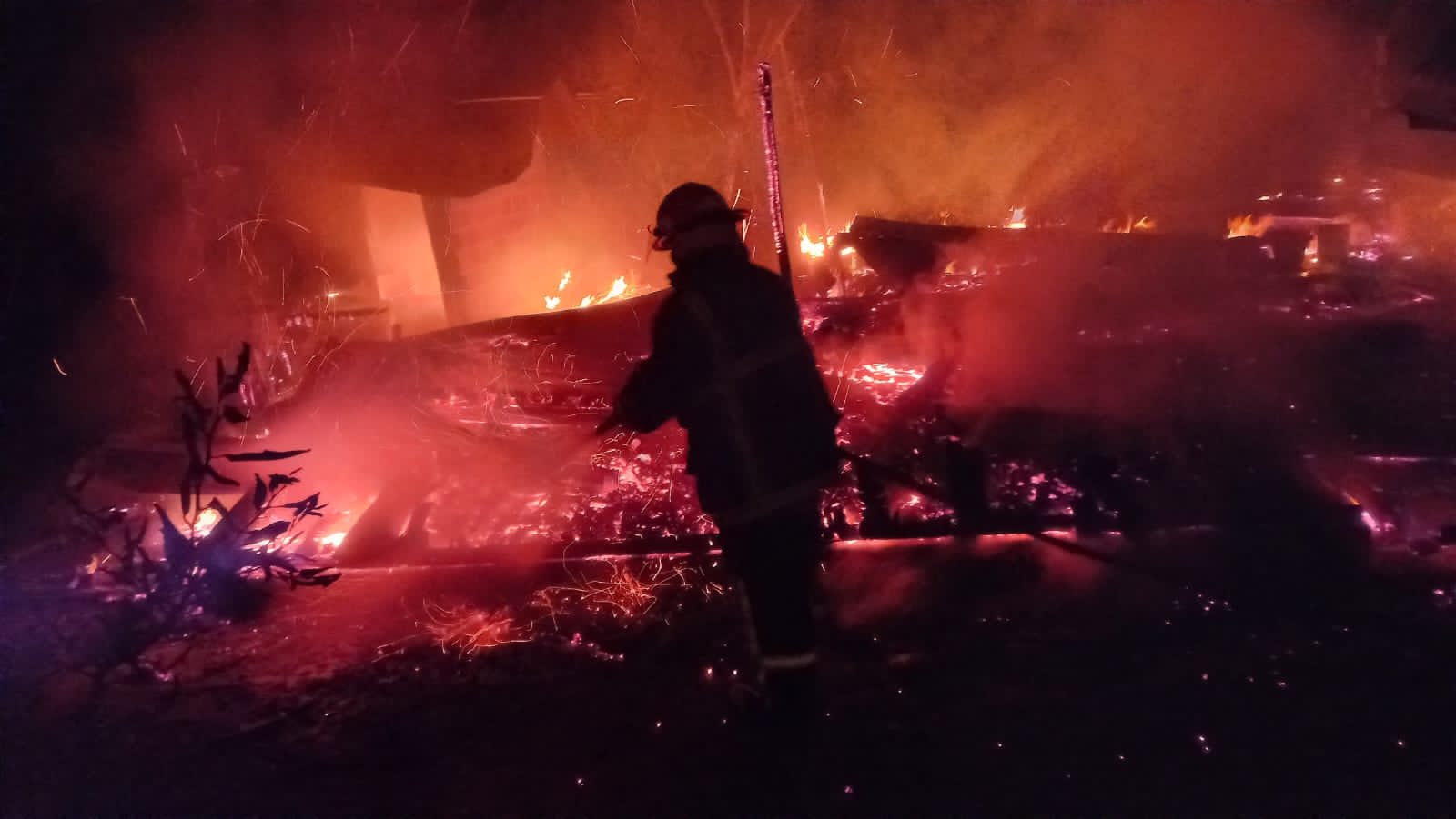 Incendio destruyó una vivienda familiar en el Km 2 de Panambí imagen-1