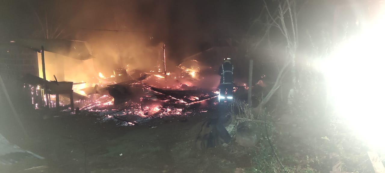 Incendio destruyó una vivienda familiar en el Km 2 de Panambí imagen-4