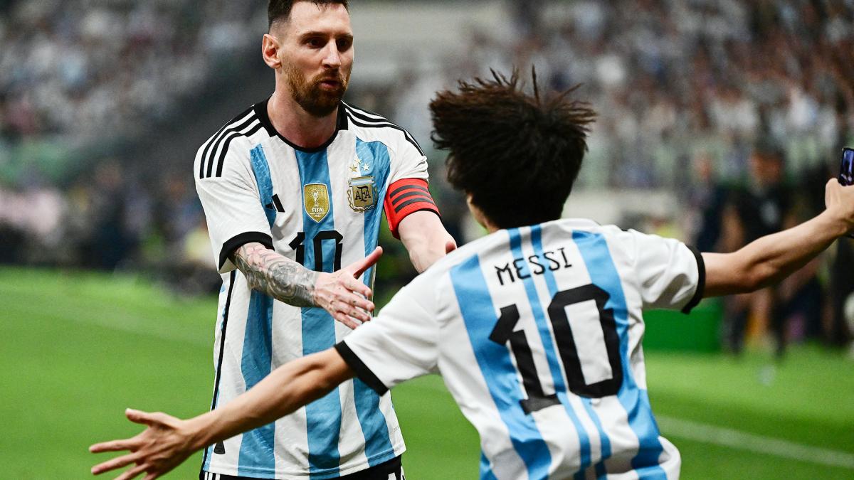 Todo por un abrazo: un hincha chino entró durante el partido para saludar a Messi imagen-1