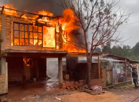 Una familia logró salir a tiempo cuando se incendiaba la casa imagen-41