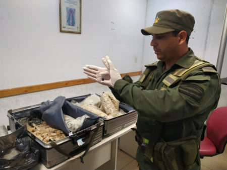 Escanearon dos valijas que llevaba un micro de Misiones a Buenos Aires y detectaron un doble fondo con 23 kilos de cristales de metanfetaminas imagen-6