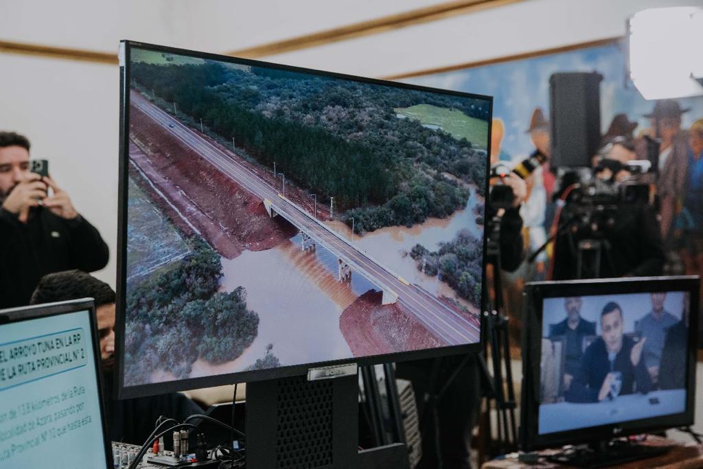 Herrera Ahuad y Massa habilitaron el nuevo puente sobre el arroyo Tuna y obras de pavimentación en Azara imagen-4